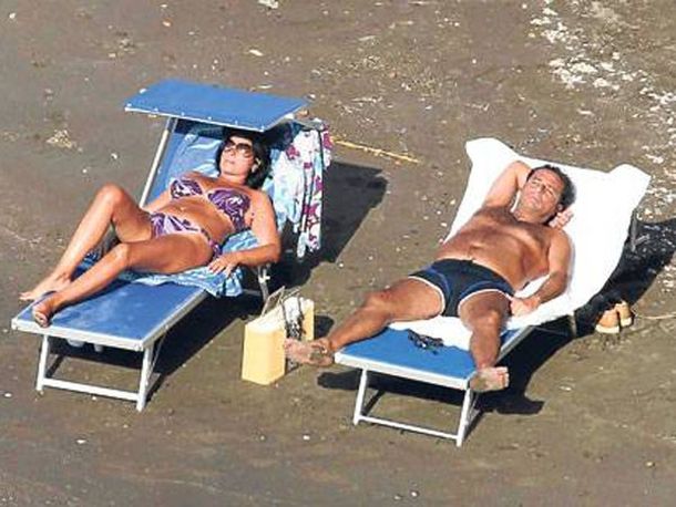 El capitán cobarde disfruta de la playa sin culpas