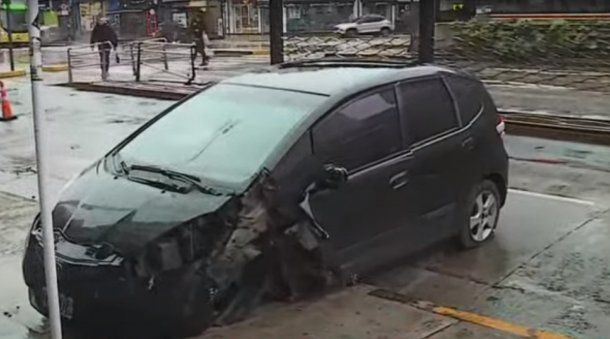 Accidente en avenida Cabildo: un auto chocó contra el Metrobus y dos personas resultaron heridas