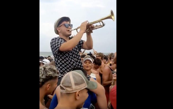 Con una trompeta y al estilo mundial, los chicos en Villa Gesell bailaron hasta el Himno Nacional