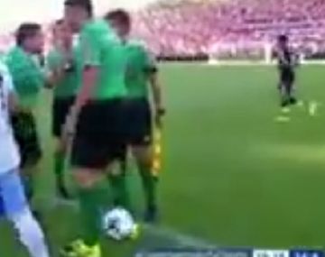 ¡Una falta de respeto! Mirá lo que le hizo el Pulga Rodríguez al árbitro