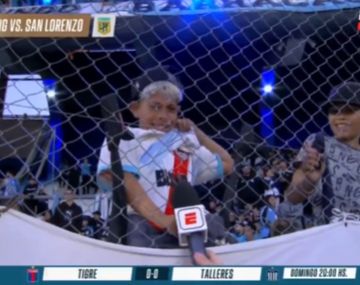 Insólito: un nene hincha de River fue a la cancha de Racing con la camiseta de Atlético Tucumán