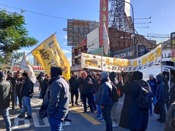 Colectiveros cortan el tránsito en Puente Saavedra