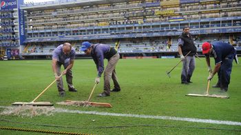 pese a la lluvia y los charcos en la bombonera, el superclasico se juega pese a la lluvia y los charcos en la bombonera, el superclasico se juega