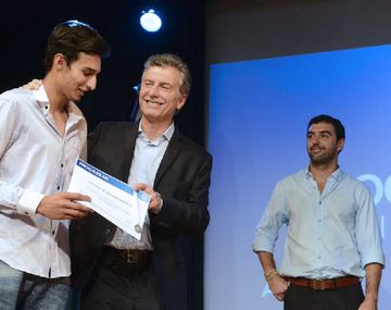 Macri con uno de los beneficiarios de Progresar