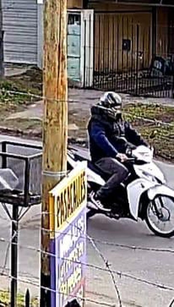 El delincuente escapó a bordo de una moto El delincuente escapó a bordo de una moto