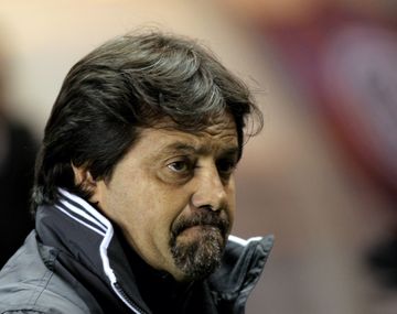 Caruso Lombardi presentó su renuncia como DT de Argentinos