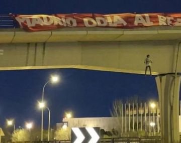Escándalo en Madrid: apareció un muñeco de Vinicius Jr colgado de un puente 