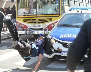 Represión y locura en La Plata: un patrullero atropelló a un manifestante del Astillero