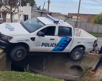 Patrullero de la Policía bonaerense quedó colgando de un zanjón en medio de una persecusión