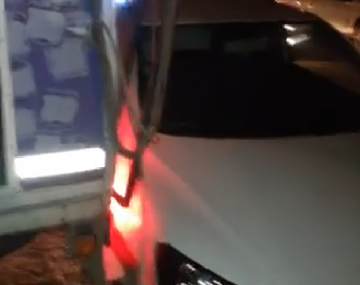VIDEO: Camión corrió un auto mal estacionado