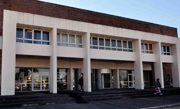 Se fugó un preso que estaba internado y encadenado en un hospital