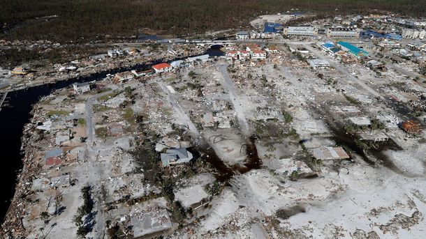 Al menos 17 muertos y una impresionante destrucción dejó el huracán Michael en su paso por EE.UU.
