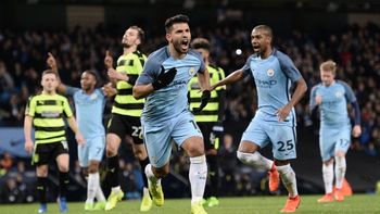 El Kun marcó de penal, para poner el segundo gol del Manchester City El Kun marcó de penal, para poner el segundo gol del Manchester City