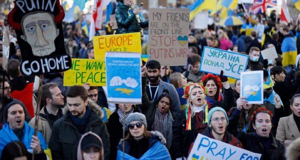 Miles de personas marcharon por Europa en apoyo a Ucrania a un año de la guerra con Rusia