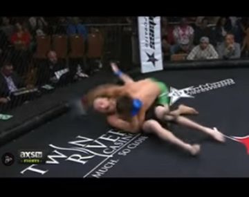 Un luchador sufre terrible fractura de brazo en combate