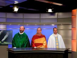 Cadena de televisión contrata a tres sacerdotes para comentar fútbol