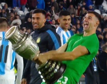 Dibu Martínez repitió el festejo que indignó a todos tras el triunfo de Argentina