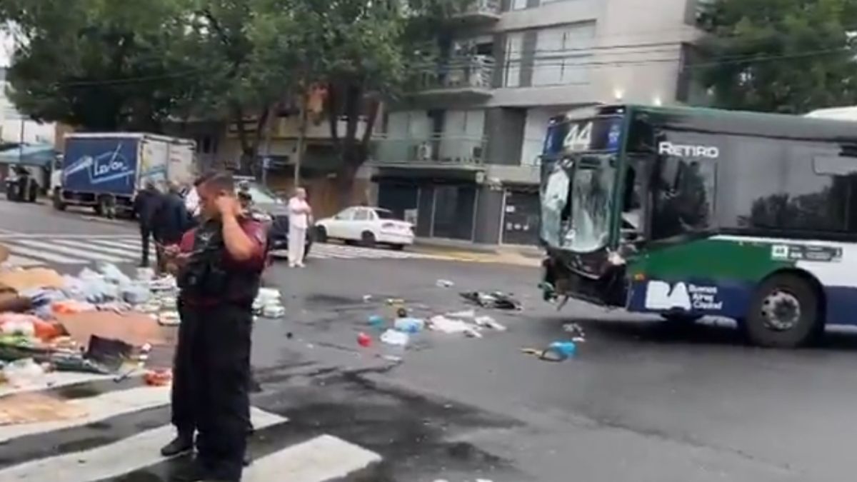 Fuerte choque entre un colectivo y un camión en Nueva Pompeya dejó al ...