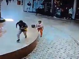 Una mujer se salva de milagro de que la aplaste un cristal en México Una mujer se salva de milagro de que la aplaste un cristal en México