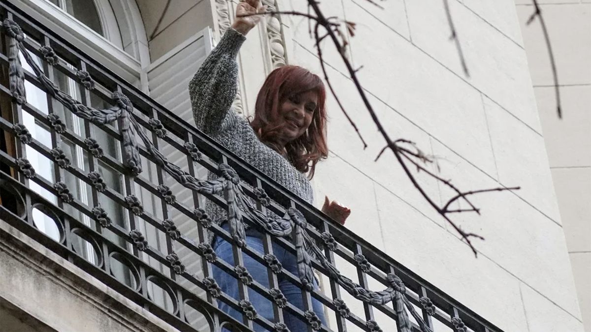 Sigue la vigilia frente a la casa de Cristina Kirchner: recibió a Juan Grabois y Ofelia Fernández