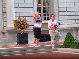 Insólito: una pareja apuntó con armas a manifestantes en Estados Unidos