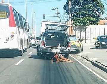 Una camioneta policial arrastra a una mujer 250 metros