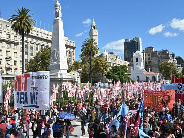 Piqueteros de izquierda definen en asamblea si acampan en Plaza de Mayo