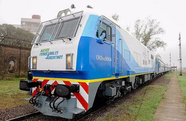 Randazzo recibió la primera formación del tren cero kilómetro en Bahía Blanca