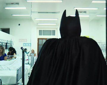 El Batman solidario denunció que no lo dejaron entrar al Hospital de Niños de La Plata