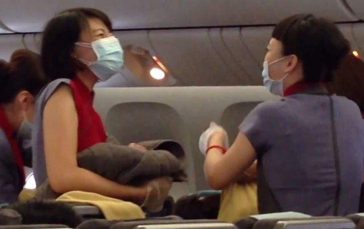 VIDEO: Emotivo nacimiento de una bebé en pleno vuelo