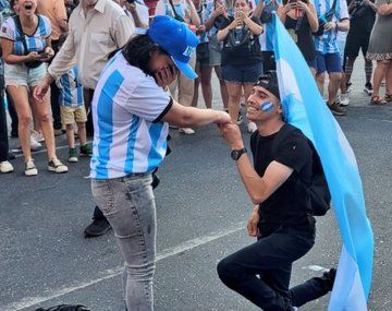 Le pidió casamiento a la novia en el Obelisco en medio de los festejos por la clasificación
