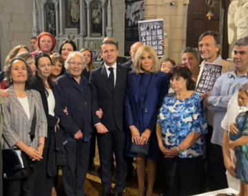 Macron homenajeó a desaparecidos y se reunió con sus familiares