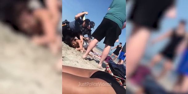 Estados Unidos: un policía golpeó a una joven en una playa y fue grabado