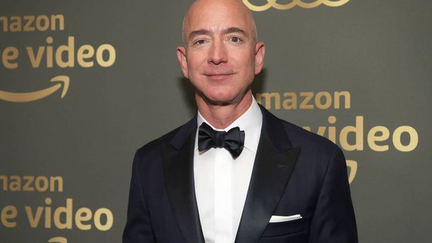 Jeff Bezos dejó de ser el hombre más rico del mundo según Forbes