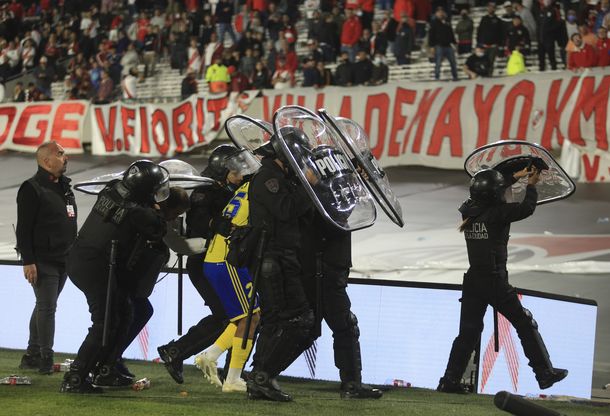 Operativo en el Monumental por las bengalas y la agresión a Boca
