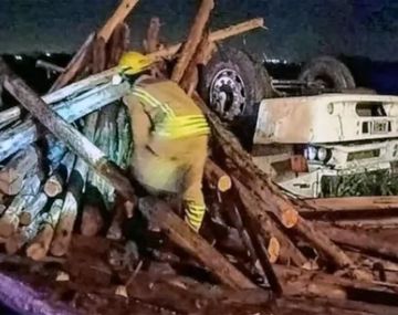 Dos camioneros murieron al volcar cerca del puente Rosario-Victoria