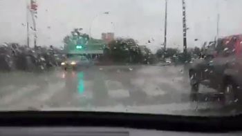 con su fitito intento cruzar una calle inundada, pero quedo en el camino con su fitito intento cruzar una calle inundada, pero quedo en el camino