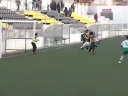 Un nene convirtió un golazo de escorpión Un nene convirtió un golazo de escorpión