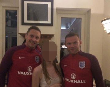 Wayne Rooney junto a la novia de la boda en la que se infiltró