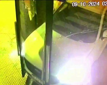 Entró a una concesionaria y se arrastró para robar una camioneta