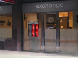 solo uno de cada siete turistas que fue al exterior compro dolares
