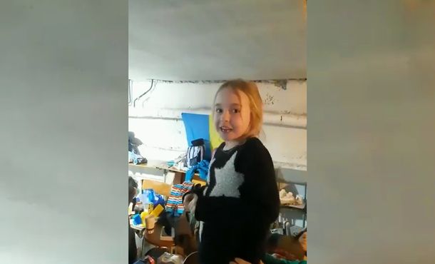 Ucrania: una nena emocionó con su versión de Libre soy desde un refugio