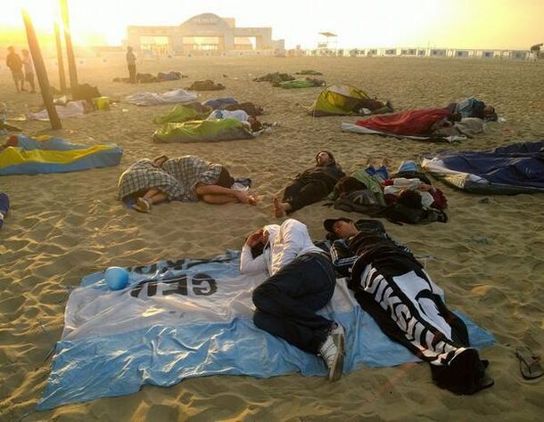 Argentinos duermen en la playa durante el Mundial
