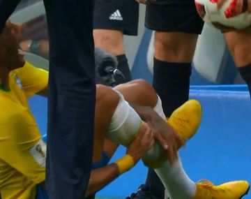 La peor actuación: Neymar simuló un golpe de la manera más insólita ante México