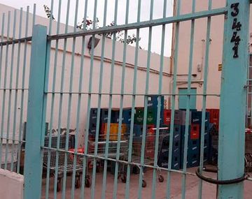 Quiso correr el portón del súper y se le vino encima: murió su hija