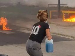 Horror en Paraná: familiares y amigos de un preso muerto se prendieron fuego frente a la cárcel