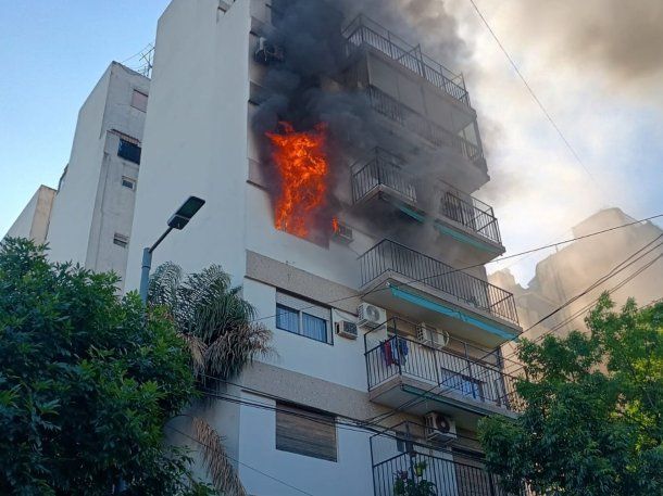 Voraz incendio en un edificio de Flores deja al menos 8 heridos