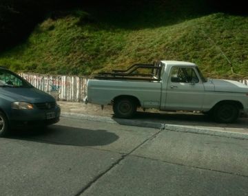 La camioneta embistió a un auto en su recorrida