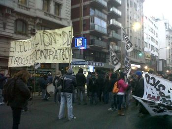 Trabajadores de Kraft cortan Corrientes y Callao