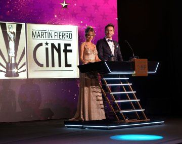 Mariana Fabbiani y Benjamín Vicuña presentaron la gala de los Martín Fierro de Cine 2024 .